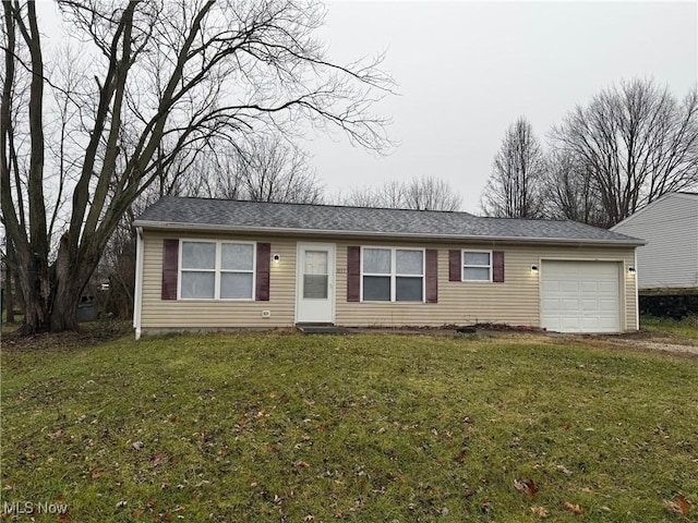 view of front of property featuring a front lawn and a garage