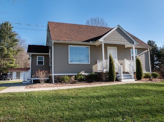 view of front of property with a front yard