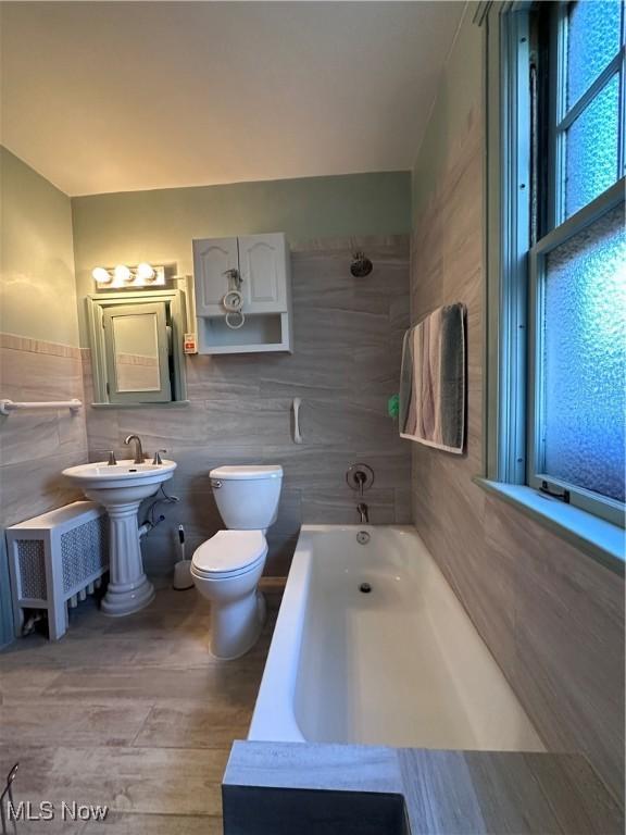 159 Kenilworth Ave SE, Warren, OH 44483 - bathroom featuring tile walls and radiator