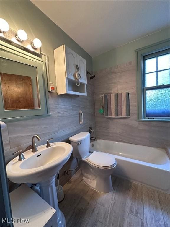 159 Kenilworth Ave SE, Warren, OH 44483 - bathroom featuring wood finished floors and tub / shower combination