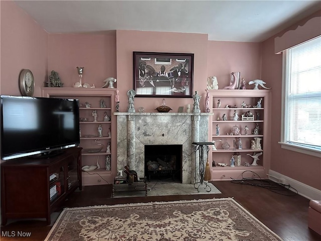 159 Kenilworth Ave SE, Warren, OH 44483 - living area featuring baseboards and wood finished floors