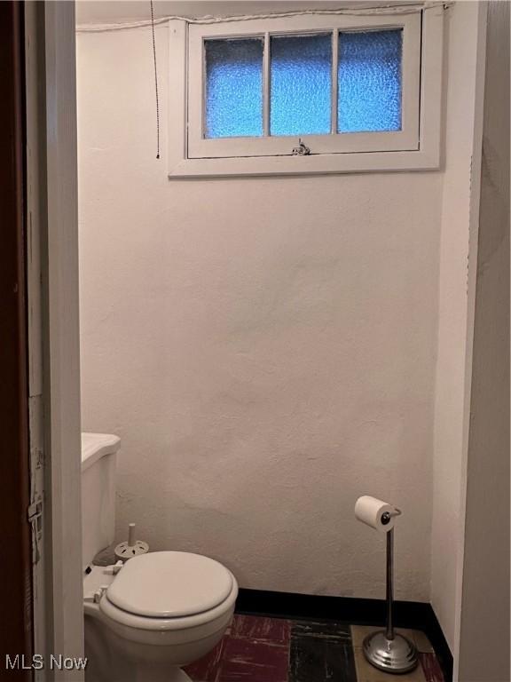 159 Kenilworth Ave SE, Warren, OH 44483 - bathroom featuring baseboards and toilet
