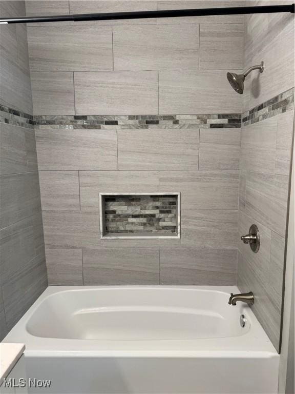 bathroom featuring tiled shower / bath