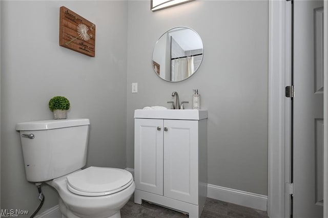 bathroom with a shower with curtain, vanity, and toilet