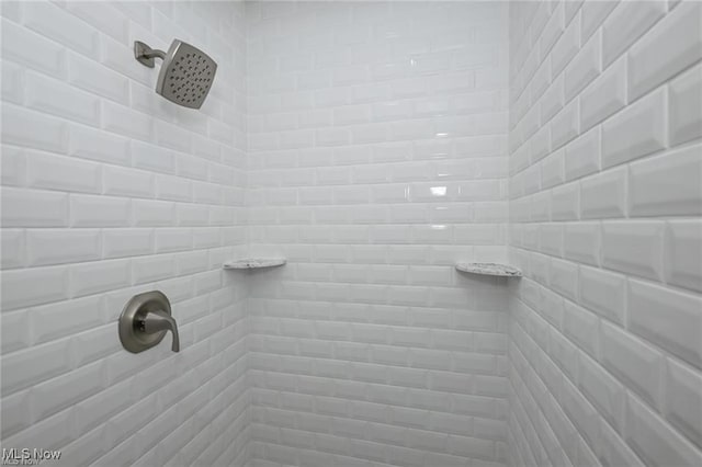 bathroom featuring tiled shower