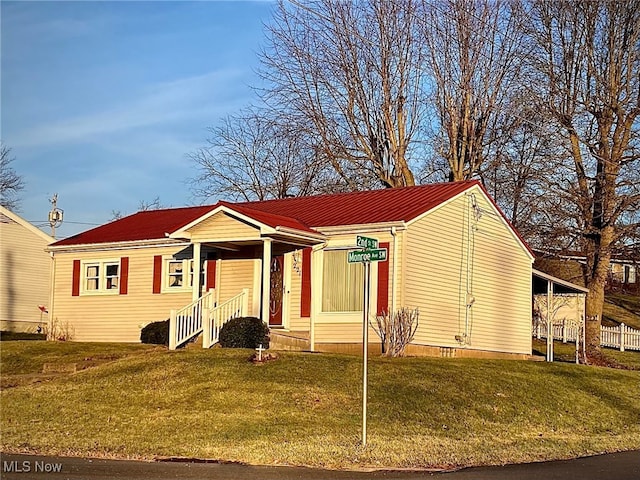 view of front of property featuring a front lawn