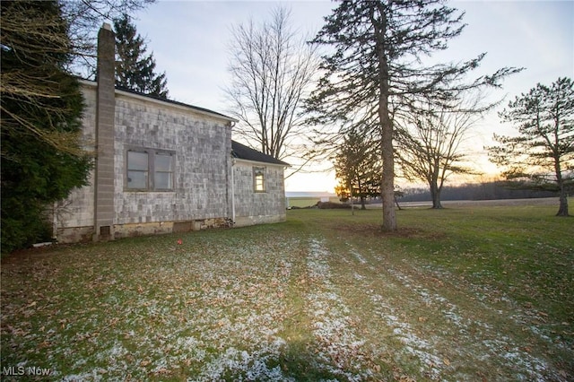 view of yard at dusk