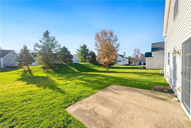 view of yard featuring a patio