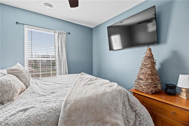 bedroom with ceiling fan