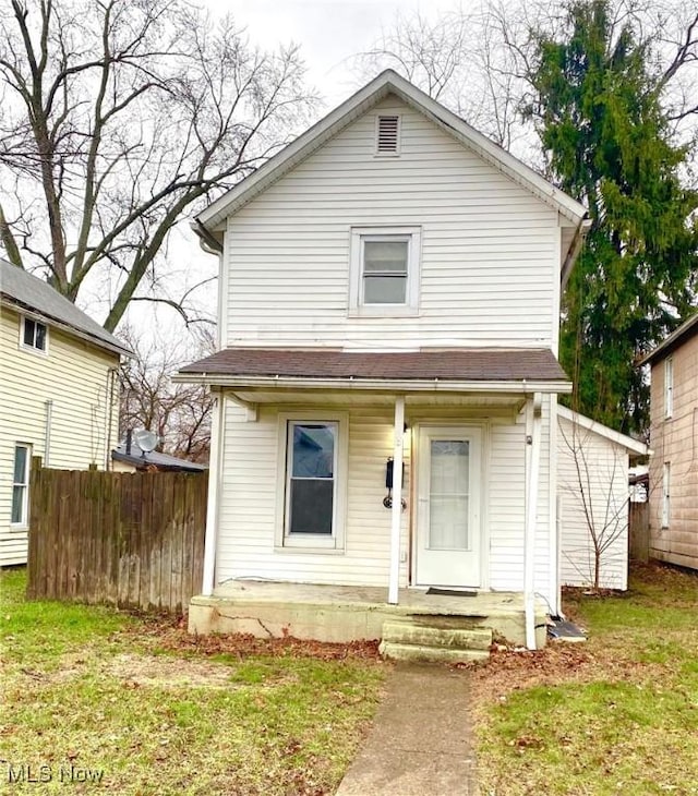 view of front facade featuring a front yard