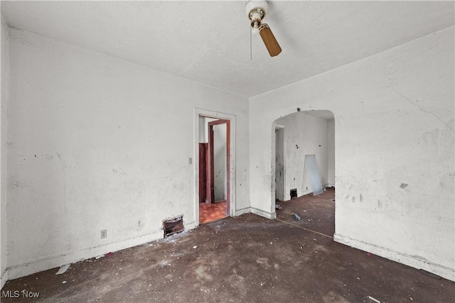 empty room featuring ceiling fan