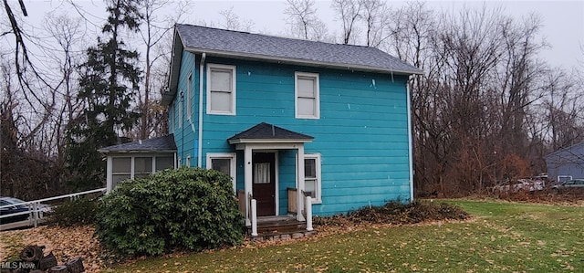 view of front of house featuring a front lawn