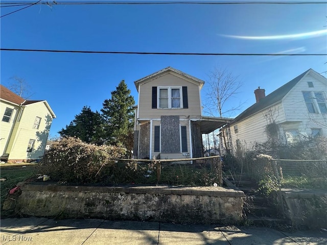 view of front of property featuring a fenced front yard