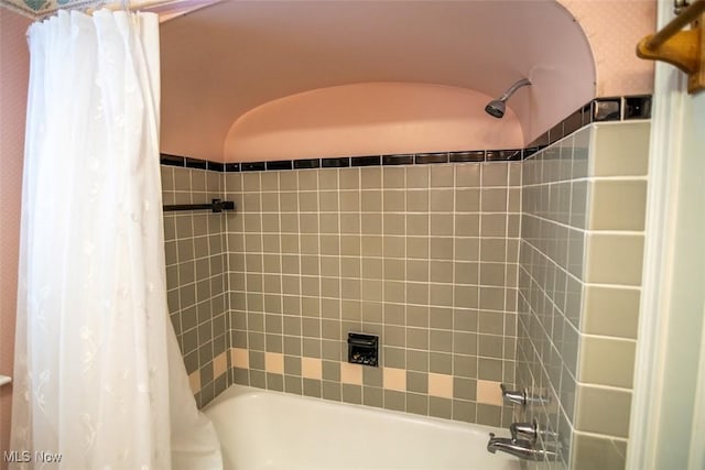 bathroom with shower / bathtub combination with curtain