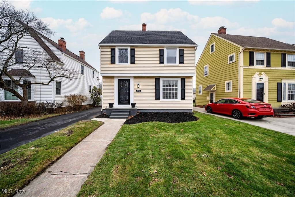 view of front of property with a front lawn