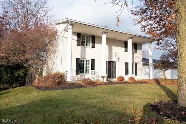 view of front of property featuring a front yard