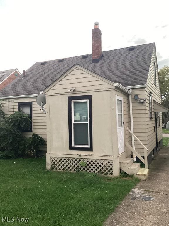 back of house featuring a lawn