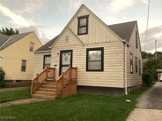 view of front of property with a front lawn