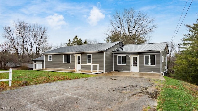 ranch-style home with a front yard