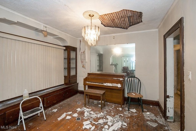 miscellaneous room featuring a notable chandelier and ornamental molding