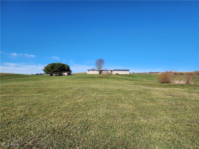 view of yard featuring a rural view