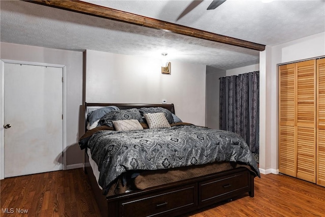 bedroom featuring hardwood / wood-style floors, ceiling fan, and a textured ceiling