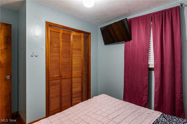 bedroom featuring a closet