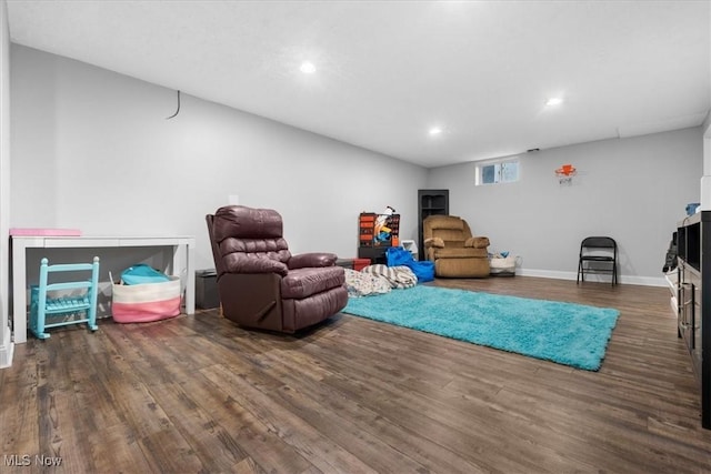 living area featuring wood finished floors, recessed lighting, and baseboards