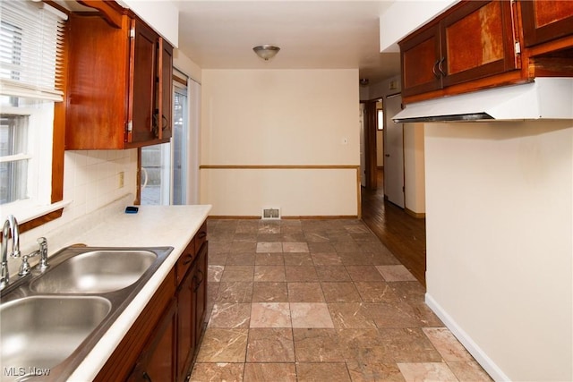 kitchen featuring tasteful backsplash, dark hardwood / wood-style floors, and sink