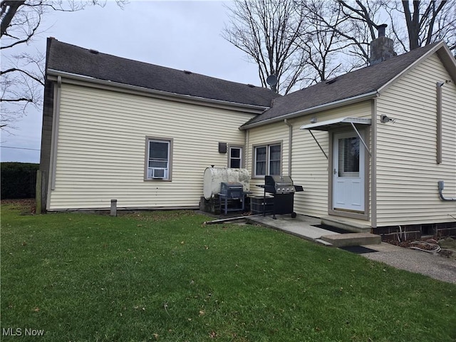 back of house featuring a lawn