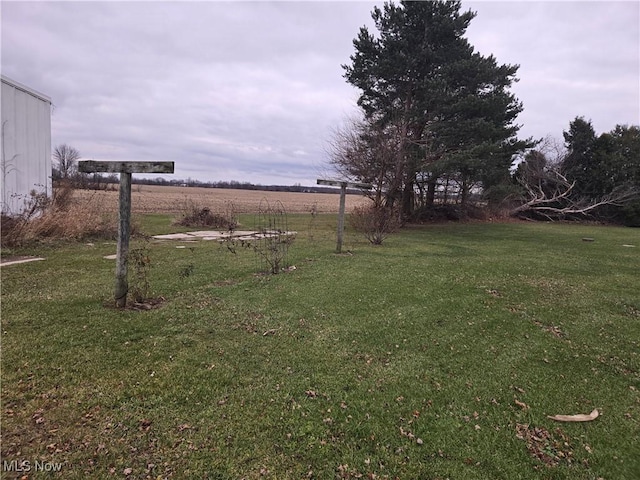 view of yard featuring a rural view