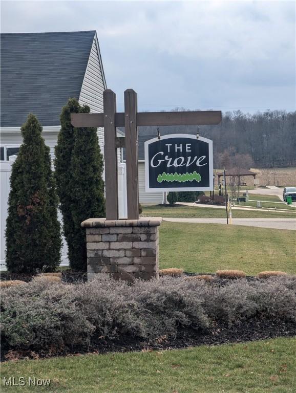 community sign featuring a lawn