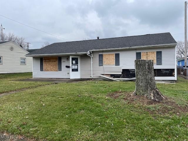 view of front of property featuring a front yard