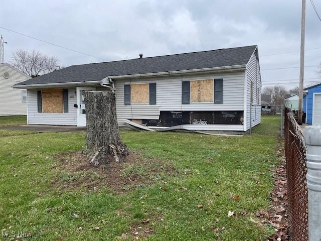 view of front of house featuring a front lawn