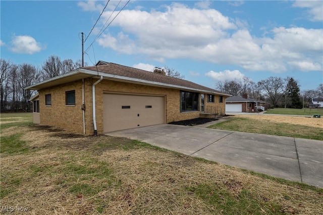 view of front facade featuring a front yard and a garage