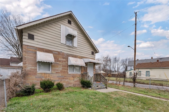 view of front property featuring a front yard