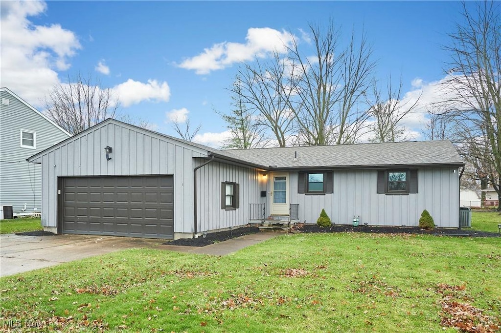 view of front facade featuring a garage and a front yard