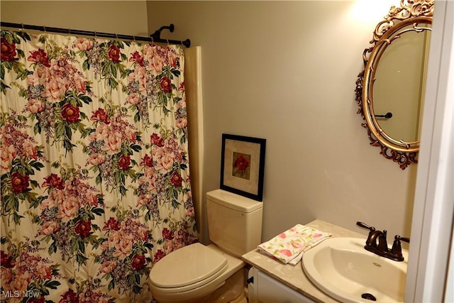 bathroom featuring a shower with curtain, vanity, and toilet