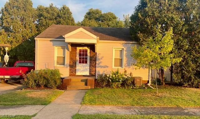 view of front of house with a front yard