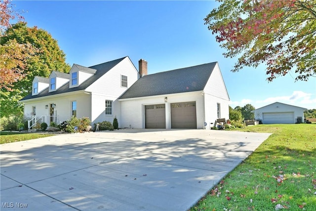 view of front facade featuring a front lawn