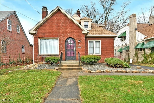 view of front of property featuring a front yard