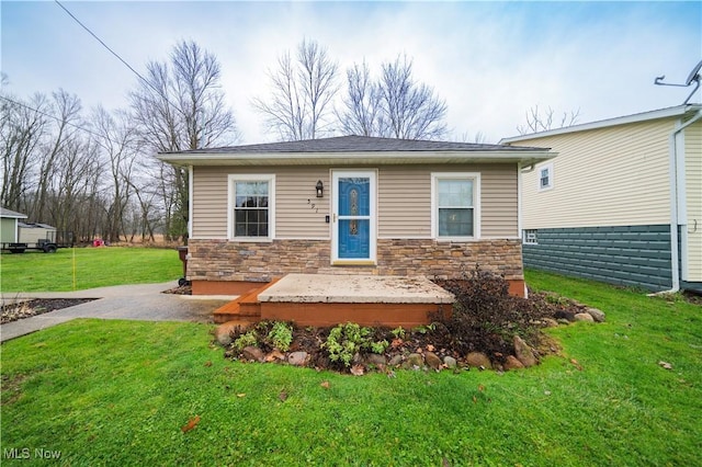 view of front of home with a front lawn