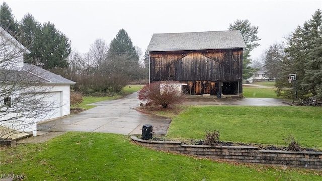 view of yard with an outdoor structure