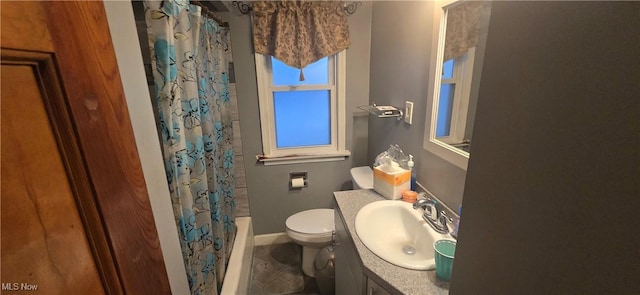 full bathroom with shower / tub combo with curtain, vanity, and toilet