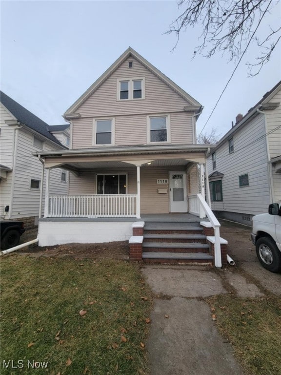 view of front of home featuring a porch and a front yard