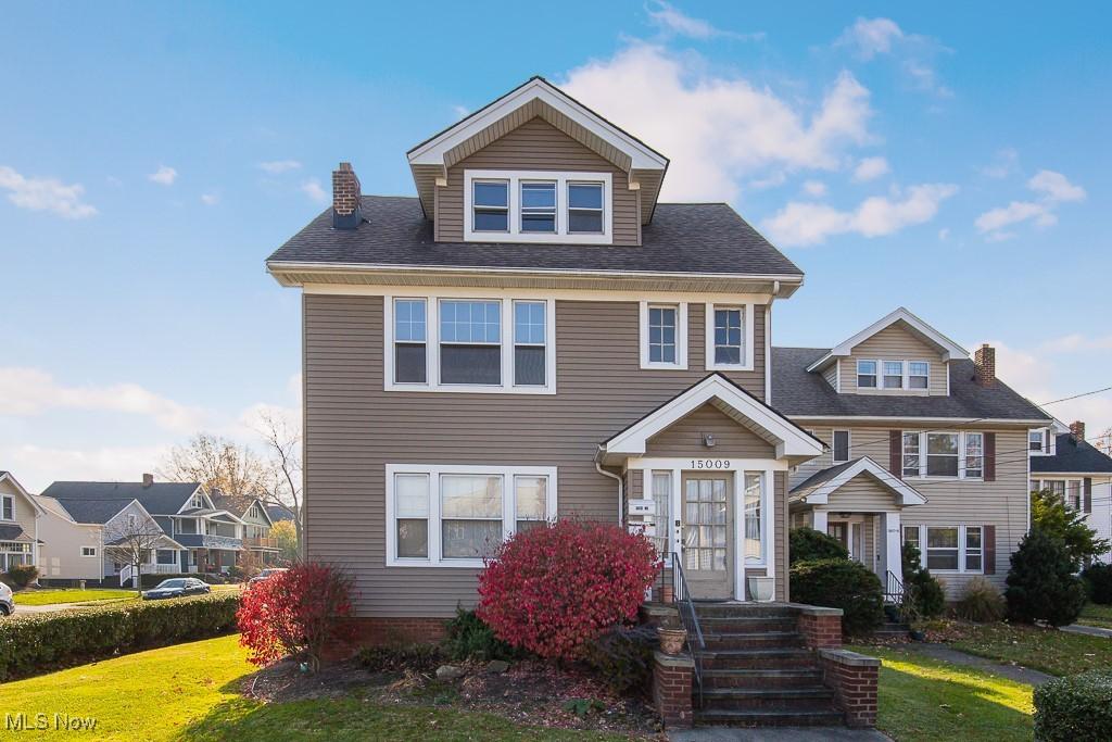 view of front facade with a front lawn