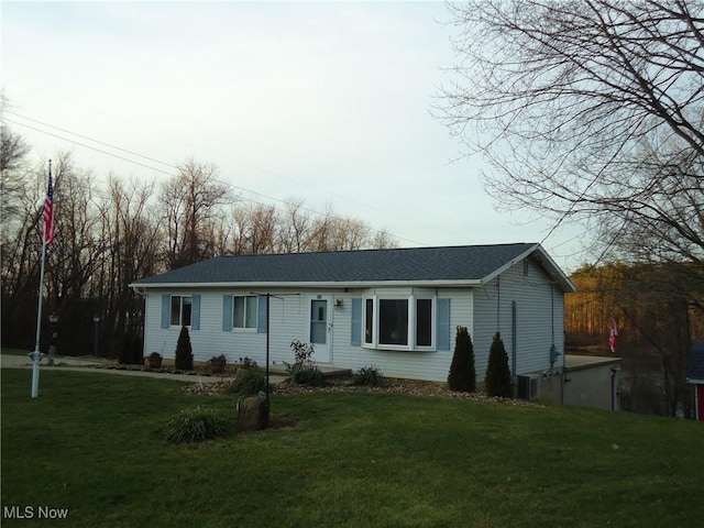 view of front of property with a front lawn