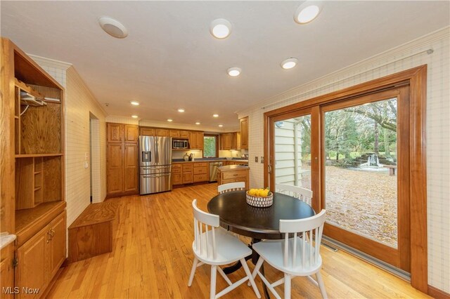 dining room featuring light hardwood / wood-style floors and ornamental molding