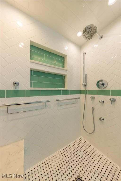 bathroom featuring tiled shower