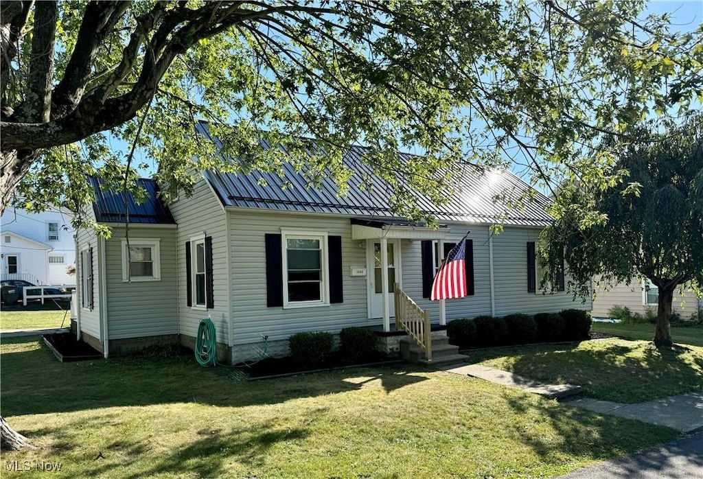 view of front of property with a front lawn